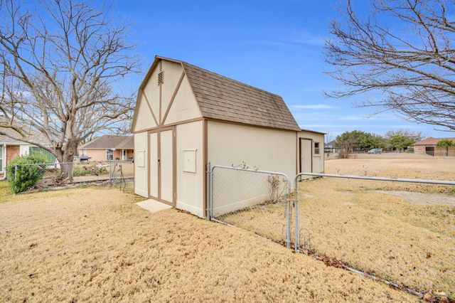 609 Shallow Creek Drive, Oak Leaf, TX 75154
