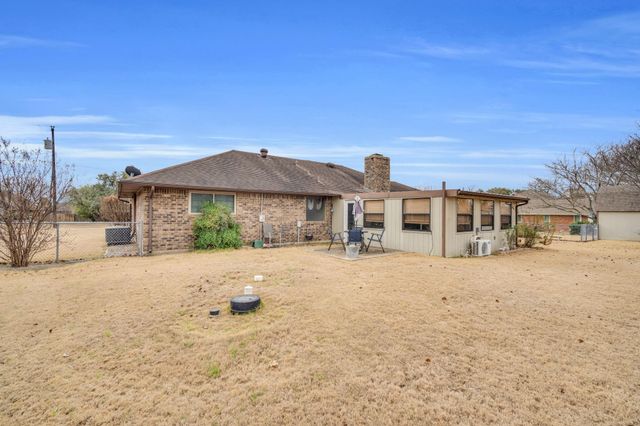 609 Shallow Creek Drive, Oak Leaf, TX 75154