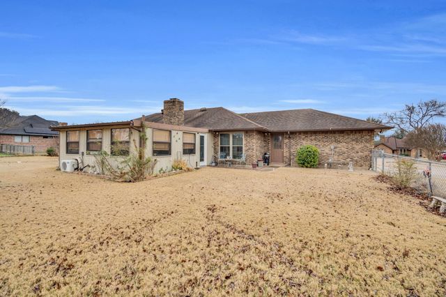 609 Shallow Creek Drive, Oak Leaf, TX 75154