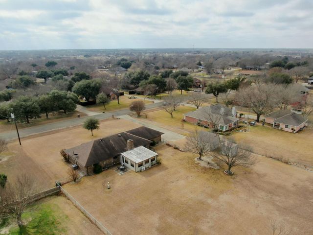 609 Shallow Creek Drive, Oak Leaf, TX 75154