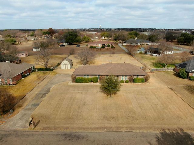 609 Shallow Creek Drive, Oak Leaf, TX 75154