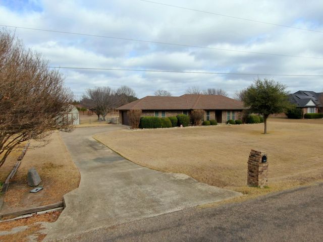 609 Shallow Creek Drive, Oak Leaf, TX 75154