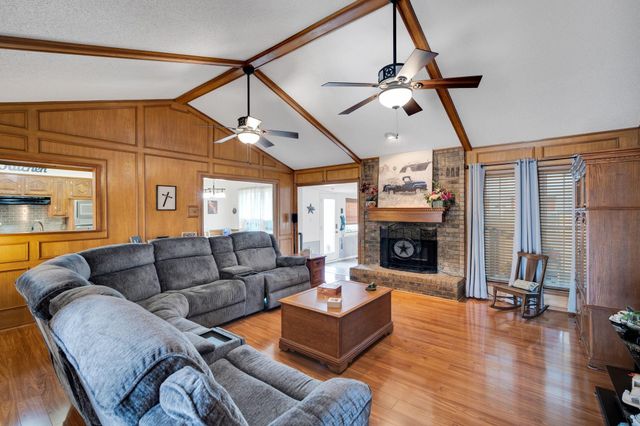 609 Shallow Creek Drive, Oak Leaf, TX 75154