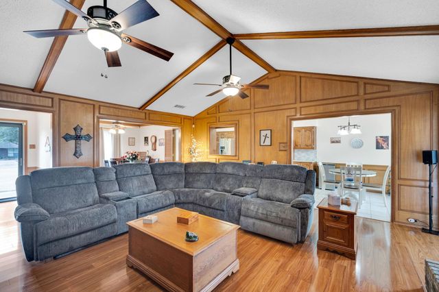 609 Shallow Creek Drive, Oak Leaf, TX 75154