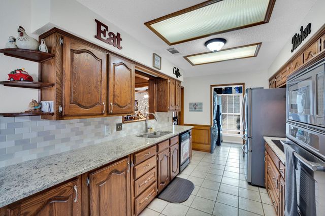 609 Shallow Creek Drive, Oak Leaf, TX 75154