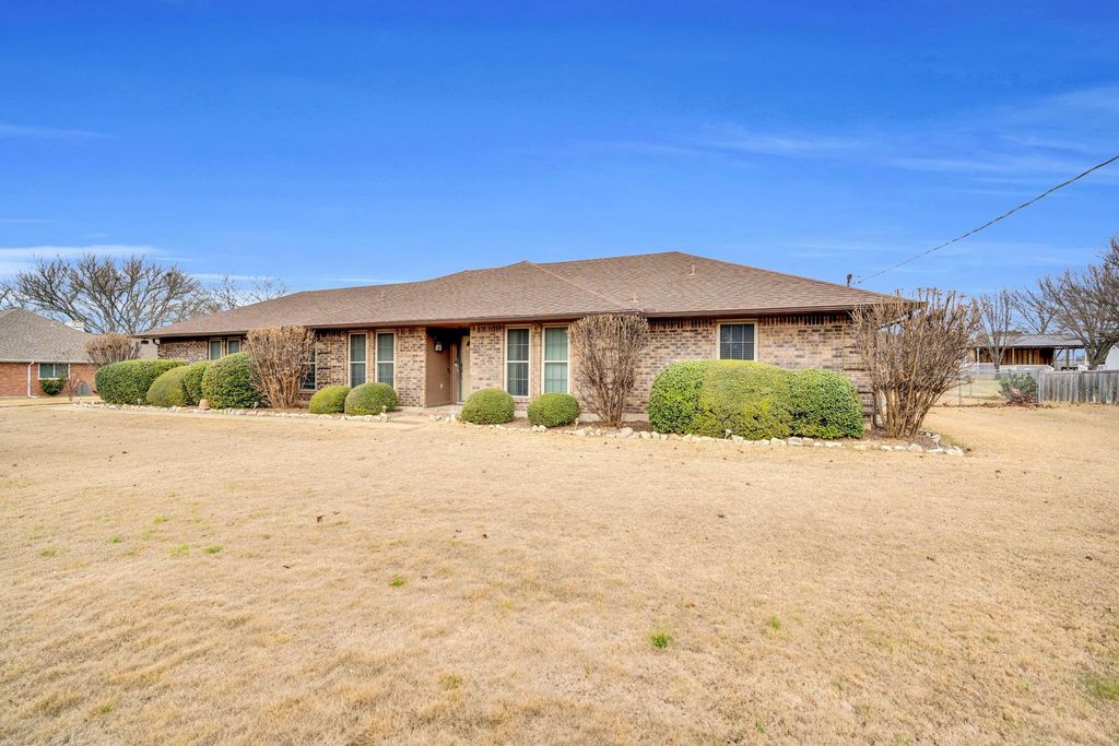 609 Shallow Creek Drive, Oak Leaf, TX 75154