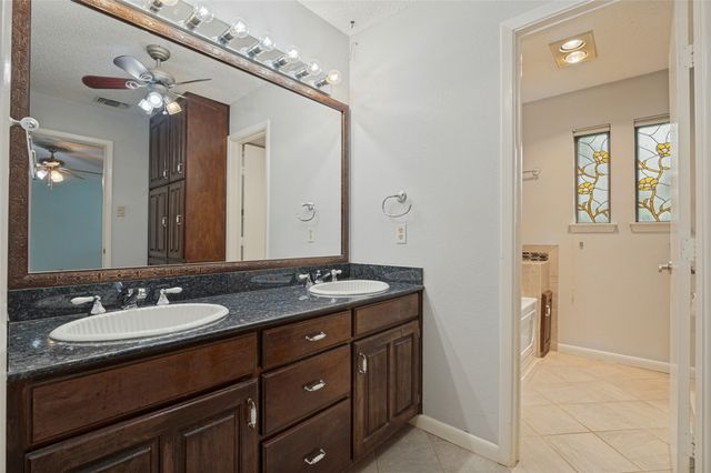 5725 Trails Edge Court, Arlington, TX 76017