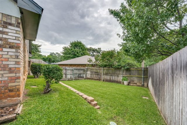 5725 Trails Edge Court, Arlington, TX 76017