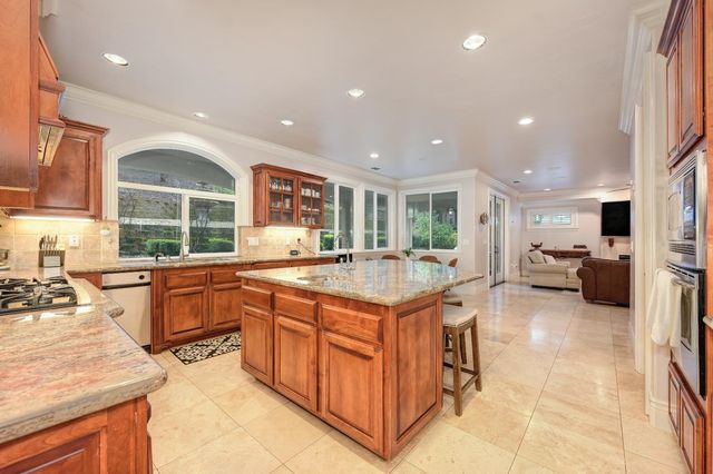 314 Canyon Falls Dr, Folsom, CA 95630