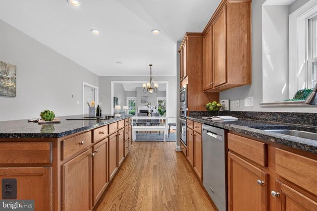 889 BALLOU ST, Herndon, VA 20170
