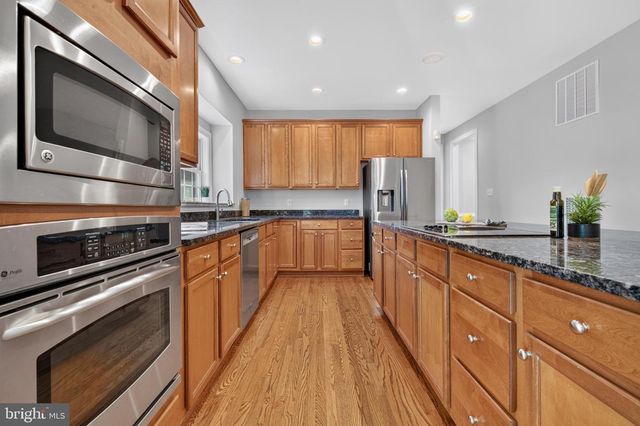 889 BALLOU ST, Herndon, VA 20170