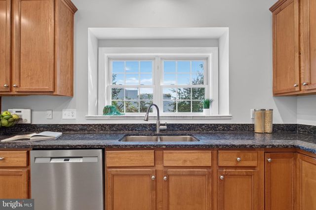889 BALLOU ST, Herndon, VA 20170
