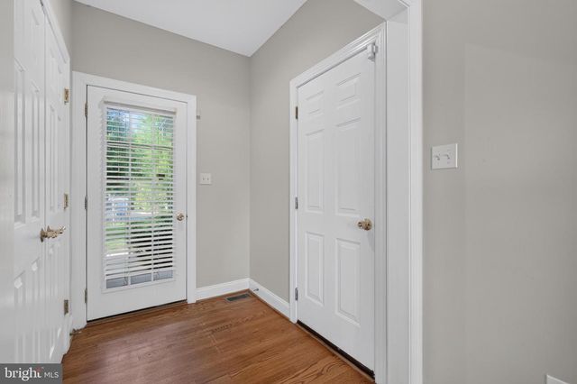 889 BALLOU ST, Herndon, VA 20170