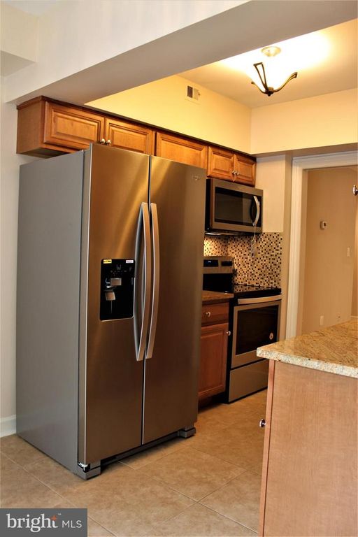 6060 CALIFORNIA CIR #110, Rockville, MD 20852
