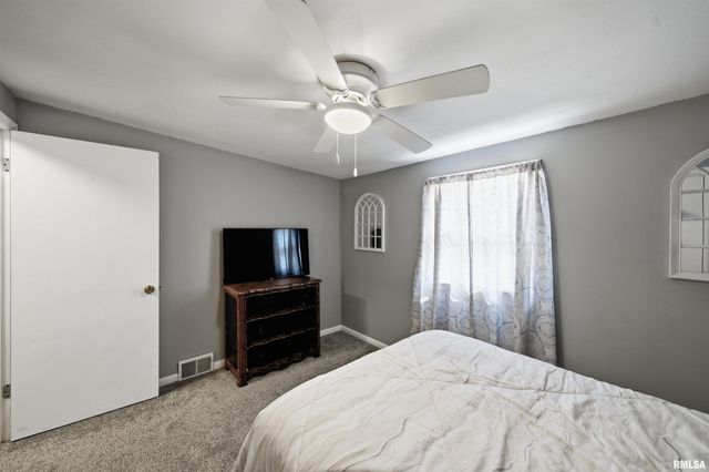 606 S 10TH Street, Pekin, IL 61554