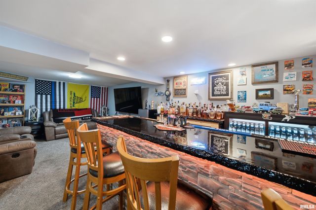 606 S 10TH Street, Pekin, IL 61554