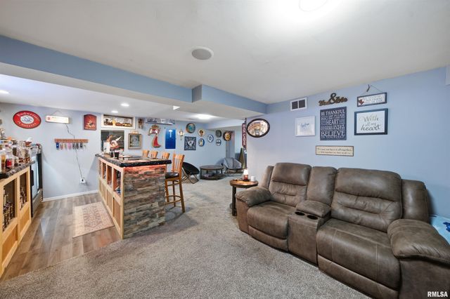 606 S 10TH Street, Pekin, IL 61554