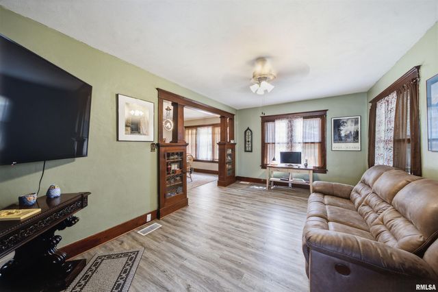 606 S 10TH Street, Pekin, IL 61554