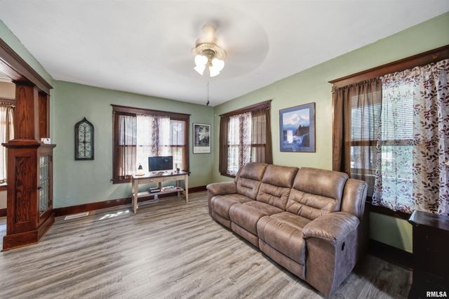 606 S 10TH Street, Pekin, IL 61554