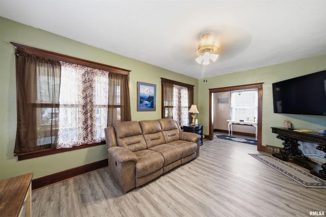 606 S 10TH Street, Pekin, IL 61554