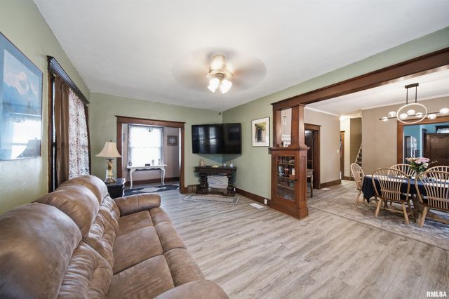 606 S 10TH Street, Pekin, IL 61554