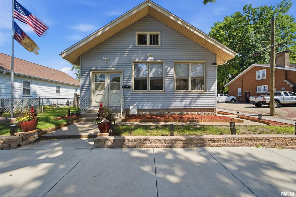 606 S 10TH Street, Pekin, IL 61554
