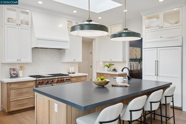 25 Snowberry Lane, Orinda, CA 94563