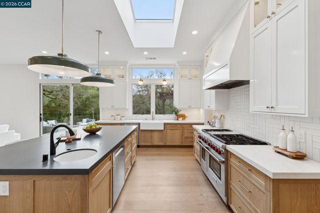 25 Snowberry Lane, Orinda, CA 94563