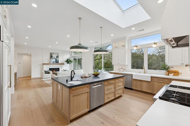 25 Snowberry Lane, Orinda, CA 94563