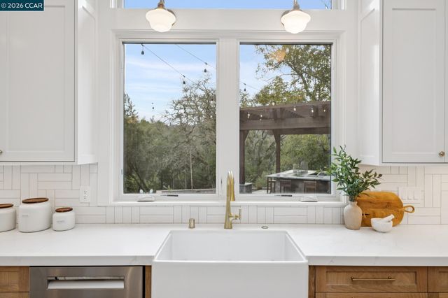 25 Snowberry Lane, Orinda, CA 94563