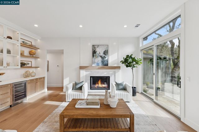 25 Snowberry Lane, Orinda, CA 94563