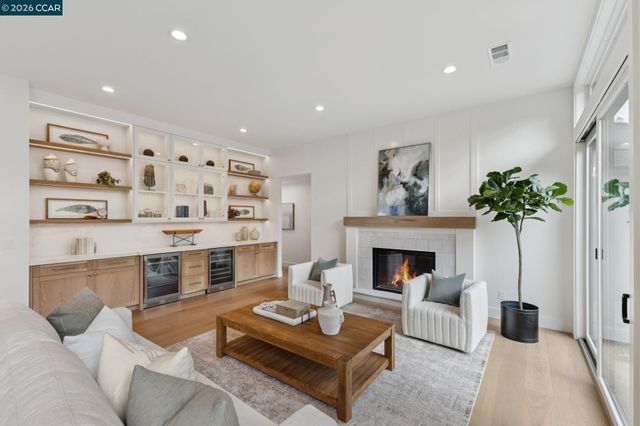 25 Snowberry Lane, Orinda, CA 94563