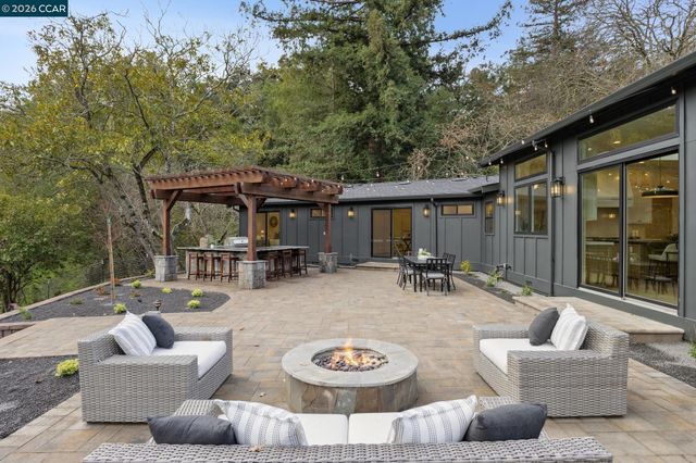 25 Snowberry Lane, Orinda, CA 94563