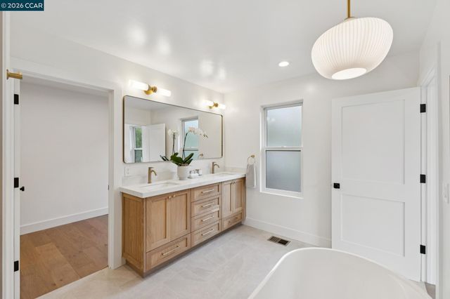 25 Snowberry Lane, Orinda, CA 94563