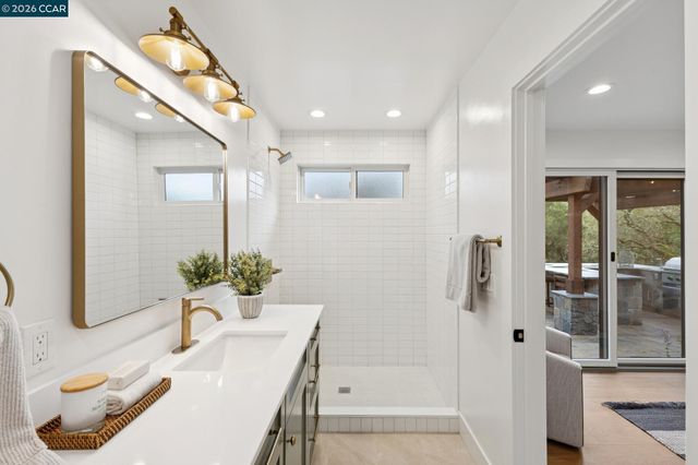 25 Snowberry Lane, Orinda, CA 94563