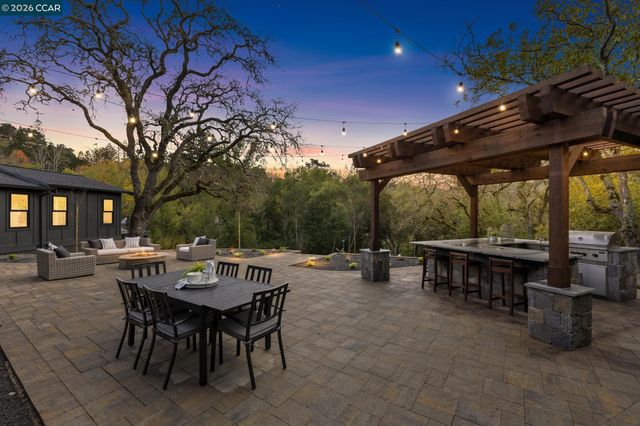 25 Snowberry Lane, Orinda, CA 94563