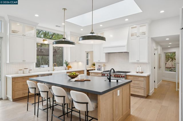 25 Snowberry Lane, Orinda, CA 94563