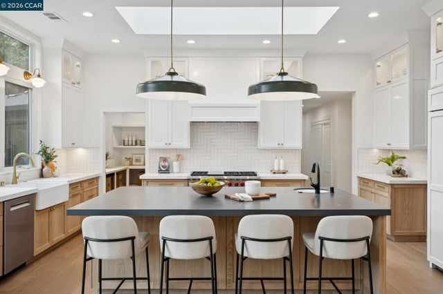 25 Snowberry Lane, Orinda, CA 94563