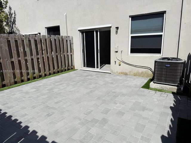 1884 SE 27th Rd 1884, Homestead, FL 33035