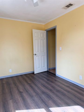 212 S Main Street B, Conroe, TX 77301