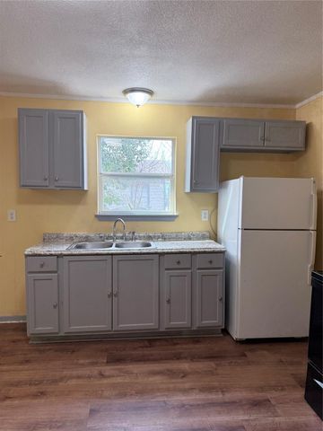 212 S Main Street B, Conroe, TX 77301