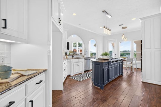 137 Crest Canyon Drive, Fort Worth, TX 76108
