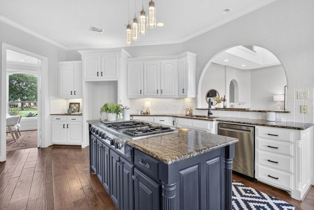 137 Crest Canyon Drive, Fort Worth, TX 76108