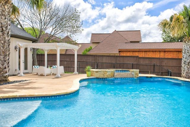 137 Crest Canyon Drive, Fort Worth, TX 76108