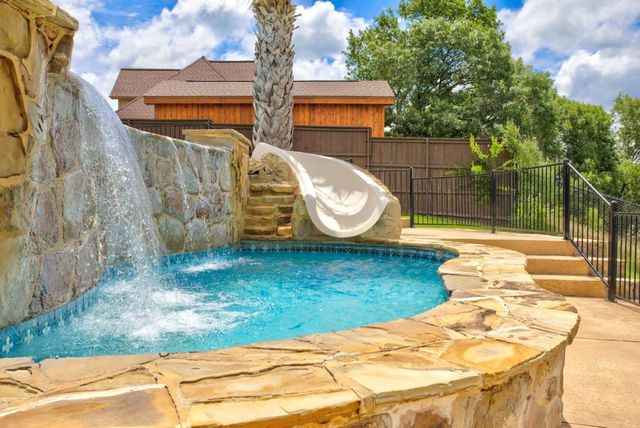 137 Crest Canyon Drive, Fort Worth, TX 76108