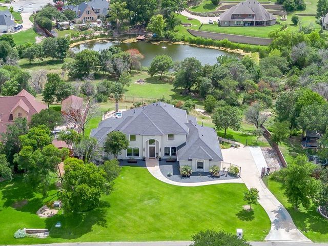 137 Crest Canyon Drive, Fort Worth, TX 76108