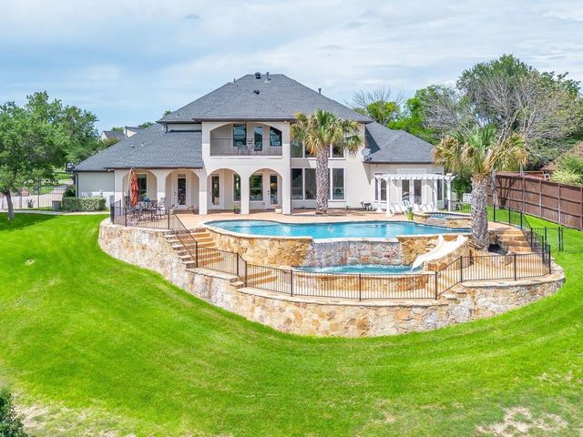 137 Crest Canyon Drive, Fort Worth, TX 76108