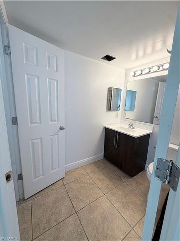 190 Santa Clara DR 5, Naples, FL 34104