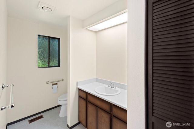 7821 East Side Drive NE, Tacoma, WA 98422