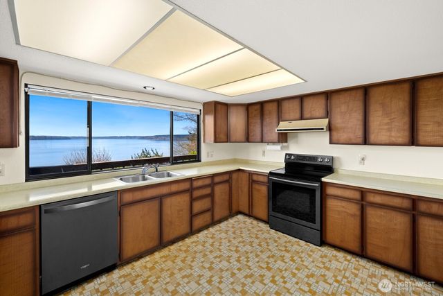 7821 East Side Drive NE, Tacoma, WA 98422